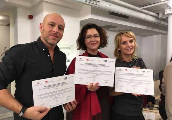 3 Menschen halten ihre Bescheinigung vor sich