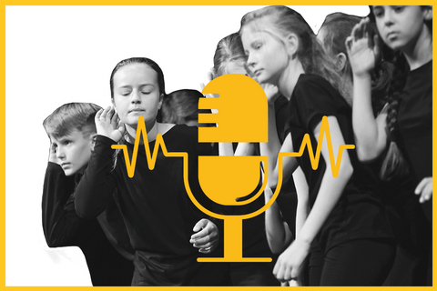 Eine Gruppe Kinder, davor ein Mikrofon Symbol